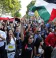 <p>Manifestantes pr&oacute;-Palestina tomam as ruas de Paris para protestar contra a ofensiva israelense</p>  Foto: Francois Mori / AP