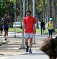 Pedro Cardoso caminha na beira da Lagoa Rodrigo de Freitas, no Rio de Janeiro  Foto: JC Pereira / AgNews