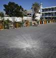  Uma cratera de um ataque israelense é visto no pátio da escola da ONU em Beit Hanoun, no norte da Faixa de Gaza, quinta-feira 24 julho,   Foto: Adel Hana / Reuters