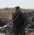 Um separatista armado pró-russo protege o local da queda de um avião da Malaysia Airlines, na região de Donetsk, no leste da Ucrânia, nesta quinta-feira. 24/07/2014  Foto: Maxim Zmeyev / Reuters