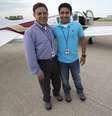 Haris Suleman (direita) realizava uma volta ao mundo de avião para promover o ensino entre as crianças pobres  Foto: The Indianapolis Star, Robert Scheer / AP
