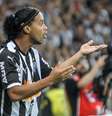 Ronaldinho orienta companheiros em vitória do Atlético-MG na Recopa  Foto: Bruno Cantini/Atlético-MG / Divulgação