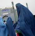 <p>Al&eacute;m do rosto, as m&atilde;os e os p&eacute;s ter&atilde;o&nbsp;de ser cobertos, e as roupas n&atilde;o poder&atilde;o&nbsp;se moldar no corpo</p>  Foto: Majid Saeedi / Getty Images 
