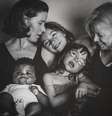 Eu prefiro o espontâneo, o erro, o imperfeito, os sorrisos banguelas, os joelhos arranhados, os cabelos desarrumados... As risadas verdadeiras. Onde quer que tenha um recém-nascido, uma família ou um casamento, eu fico ansiosa para capturar a beleza e o amor daquele dia  Foto: @katetparkerphotography/Facebook / Reprodução