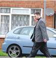 <p>Thomas Clark é visto deixando o tribunal nesta quinta-feira</p>  Foto: Crawley News / Reprodução