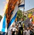 <p>Manifestantes queimam uma bandeira de Israel durante os protestos de 25 de julho</p>  Foto: Ebrahim Noroozi / AP