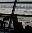 Três disparos com foguetes foram realizados no aeroporto da cidade nesta sexta-feira  Foto: Baz Ratner / Reuters