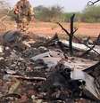 <p>Imagem mostra alguns destro&ccedil;os do avi&atilde;o que se&nbsp;espalharam&nbsp;em uma zona des&eacute;rtica do Mali</p>  Foto: ECPAD / AP