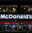 Clientes em lanchonete do McDonald's em Tóquio, no Japão  Foto: Reuters