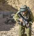 Soldado israelense caminha em túnel que seria usado por militantes palestinos durante apresentação a jornalistas  Foto: Jack Guez / Reuters