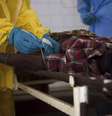 <p>Médico extrai uma amostra de sangue de um paciente com suspeita de infecção por ebola</p>  Foto: Tommy Trenchard / Reuters