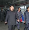 <p>L&iacute;der norte-coreana Kim Jong-un (centro) &eacute; visto em uma f&aacute;brica no pa&iacute;s</p>  Foto: KCNA / Reuters