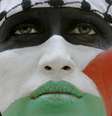 <p>Manifestantes se reuniram na frente da embaixada de Israel</p>  Foto: Luke MacGregor / Reuters