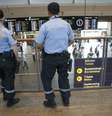 <p>Polícia indicou que revisará até nova ordem a identidade de todos os viajantes que entrarem no país</p>  Foto: Heiko Junge / Reuters