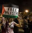 <p>Manifestantes se concentraram na praça Yitzhak Rabin, apesar da proibição da polícia "por razões de segurança"</p>  Foto: Dan Balilty / AP