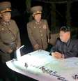 O líder norte-coreano "examinou o plano de lançamento traçado em consideração da localização presente das forças imperialistas agressoras dos EUA na Coreia do Sul",  Foto: Rodong Sinmun / EFE