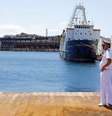 <p>Oficial da Guarda Costeira italiana fala em seu r&aacute;dio enquanto o navio chega ao porto de G&eacute;nova, no norte da It&aacute;lia</p>  Foto: Giampiero Sposito  / Reuters