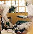 <p>M&eacute;dico americano &eacute; visto ao lado de um paciente, na Lib&eacute;ria</p>  Foto: Samaritan's Purse / AP