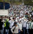 <p>Torcida palmeirense chega escoltada por policiais para a partida contra o Corinthians em 2014, em Itaquera; decisão por torcida única no Allianz Parque causa polêmica </p>  Foto: Alan Morici / Terra