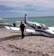 Pai e filha foram atingidos por avião durante pouso de emergência em praia da Flórida  Foto: Sarasota County Sheriff's Office / AP