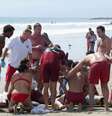<p>V&iacute;tima &eacute; socorrida pela equipe de resgate ap&oacute;s raio atingir praia</p>  Foto: Jonathan Alcorn / Reuters