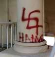 <p>Ainda n&atilde;o se sabe quem desenhou o s&iacute;mbolo do nazismo e escreveu a palavra Hamas nas pilastras da sinagoga de Miami</p>  Foto: Twitter