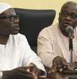 <p>Comissário de Informação de Lagos, Lateef Aderemi Ibirogba (esquerda), ao lado do Dr. Jide Idris, comissário de Saúde, durante coletiva sobre morte de vítima de ebola em Lagos</p>  Foto: Akintunde Akinleye / Reuters
