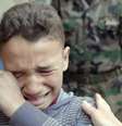 <p>Kifah, de 13 anos, vive em um campo de refugiados palestinos. Perguntado sobre o que ele estava comendo, chora e diz "Não tem pão"</p>  Foto: BBC News Brasil