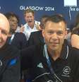 Harry entra no meio da foto de Shailer com o técnico do All Black, Gordon Tietjens  Foto: Facebook  Trevor Shailer / Reprodução