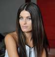 Isabelli Fontana foi o rosto escolhido para estrelar a campanha de Verão 2015 da Corello. No ensaio inspirado nos anos 60, a top aparece com vestidos típicos da década, além de maquiagem clean  Foto: Divulgação