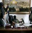 <p>Integrantes do Hamas tomam o escritório do presidente palestino Mahmoud Abbas, em 2007</p>  Foto: BBC News Brasil