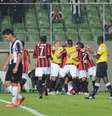 Jogadores do Atlético-PR comemoram gol da vitória, no Estádio Independência  Foto: Atlético-PR / Divulgação