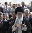 O principal líder espiritual e político da República Islâmica do Irã (centro) classificou de "genocídio" ofensiva israelense  Foto: Escritório do Líder Supremo do Irã / AP