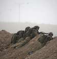 <p>Soldados israelenses se posicionam durante troca de tiros no norte da Faixa de Gaza</p>  Foto: Baz Ratner / Reuters