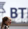 <p>Pessoas passam em frente à fachada do banco VTB, na Rússia</p>  Foto: Eduard Korniyenko / Reuters