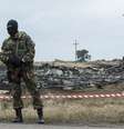 <p>Separatista pró-Rússia monta guarda próximo ao local da queda do avião da Malaysia Airlines, em 19 de julho</p>  Foto: Evgeniy Maloletka / AP
