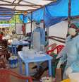 <p>Equipe médica presta atendimento a vítimas de Ebola, em Kenema District, em Serra Leoa, no domingo 27 de julho</p>  Foto: Youssouf Bah / AP