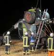 Bombeiros no local em que uma escavadeira mecânica tombou e matou uma pessoa e deixou cinco feridos em Isselburg, na Alemanha  Foto: Guido Schulmann/AP