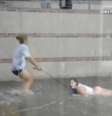 <p>Os estudantes aproveitaram o alagamento para se divertir</p>  Foto: BBC News Brasil