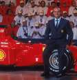 Barrichello com o carro durante a apresentação do modelo antes da temporada 2001  Foto: Getty Images 