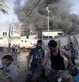 <p>Equipes de resgate atendem um homem palestino ferido após um ataque aéreo israelense em um mercado no bairro Shejaiya, perto da Cidade de Gaza, em 30 de julho</p>  Foto: MARCO LONGARI / AFP
