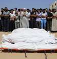 <p>Pessoas rezam ao lado de corpos de palestinos mortos em um ataque aéreo israelense no sul da Faixa de Gaza, em 30 de julho</p>  Foto: Ibraheem Abu Mustafa  / Reuters