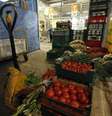 <p>Vegetais em um armazém perto de Varsóvia</p>  Foto: Kacper Pempel / Reuters