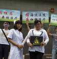 <p>Ativistas dos direitos dos gays posam para jornalistas durante protesto do lado de fora de um tribunal onde o primeiro processo judicial na China envolvendo a chamada terapia de conversão é realizada em Pequim, em 31 de julho</p>  Foto: Ng Han Guan / AP