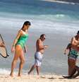 Isabeli Fontana fez uma sessão de fotos na praia de Ipanema, no Rio de Janeiro  Foto: André Freitas / AgNews