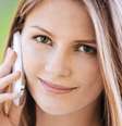 Indispensável na rotina de grande parte das mulheres, o celular pode se tornar um inimigo da beleza, já que o seu uso excessivo é capaz de causar alergias e até o aparecimento de manchas e rugas na pele  Foto: BestPhotoStudio / Shutterstock 