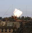 <p>Exército israelense é visto ao lado de artilharia pesada</p>  Foto: Baz Ratner / Reuters