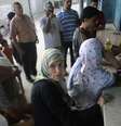 <p>Palestinos esperam para receber alimentos em um centro de distribuição de alimentos das Nações Unidas em Khan Younis, no sul da Faixa de Gaza, nesta quinta-feira, 31 de julho</p>  Foto: Ibraheem Abu Mustafa / Reuters