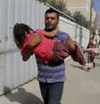 <p>Um palestino carrega sua filha durante fuga logo&nbsp;ap&oacute;s um ataque a&eacute;reo israelense contra um pr&eacute;dio&nbsp;em Rafah, em&nbsp;31 de julho</p>  Foto: Hatem Al / AP