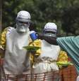 <p>Funcionários médicos que atuam com os Médicos Sem Fronteiras se preparam para levar comida a pacientes mantidos em quarentena em Serra Leoa</p>  Foto: Tommy Trenchard / Reuters